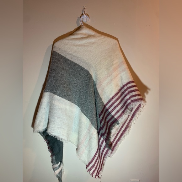 Women’s Shawl - Picture 2 of 3